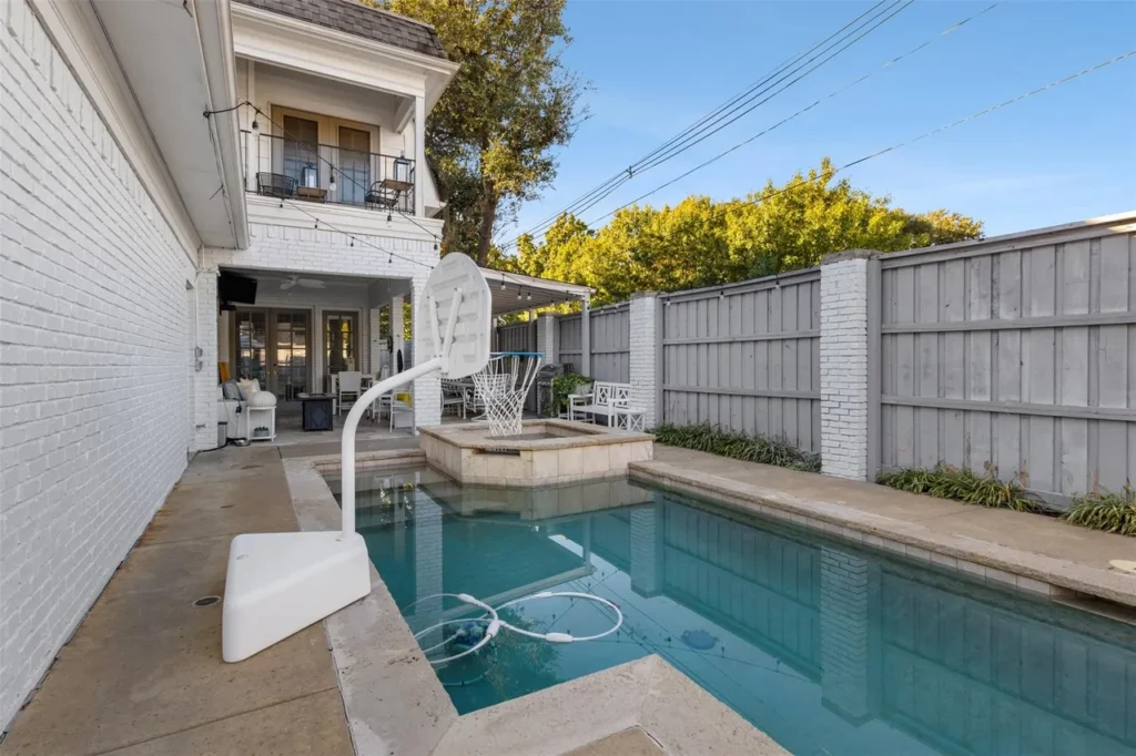 15 Pool, house view