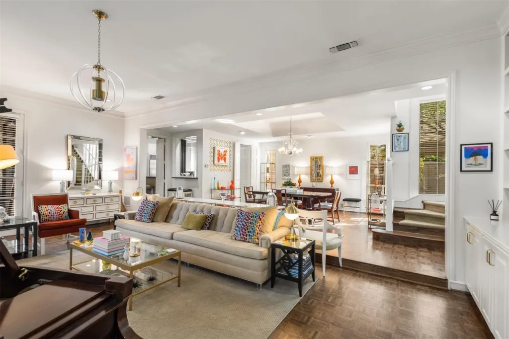 3 Living room, dining room view