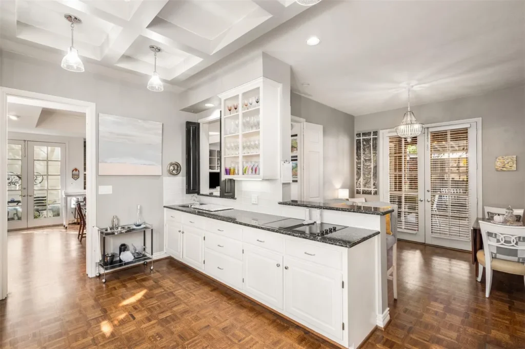 5 Kitchen, table view